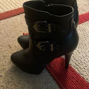 By guess black leather ankle boots beautiful like new